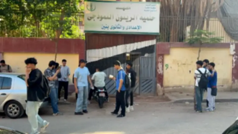 طلاب الثانوية الأزهرية يتوافدون على لجان الامتحانات ويراجعون القرآن