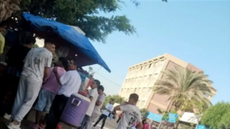 إقبال طلاب الإعدادية بالإسكندرية على عربة الفول قبل امتحانات اللغة العربية