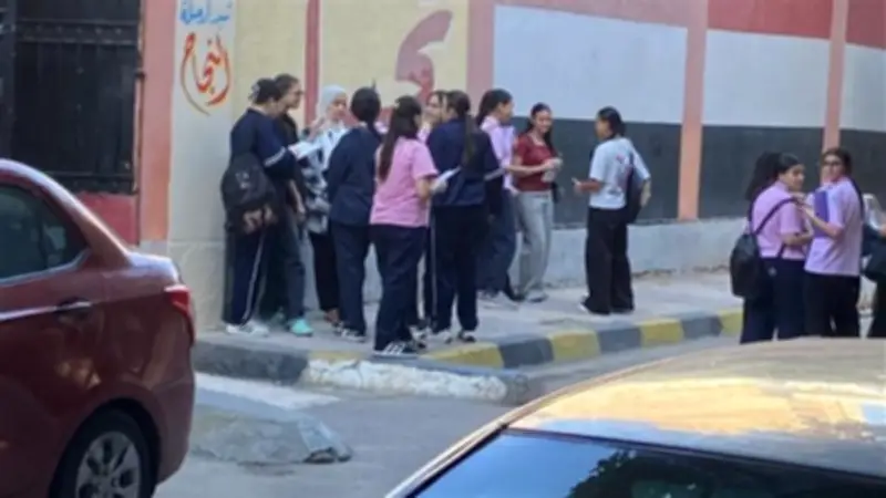 قلق وترقب لطالبات الشهادة الإعدادية بالإسكندرية قبل امتحان اللغة العربية