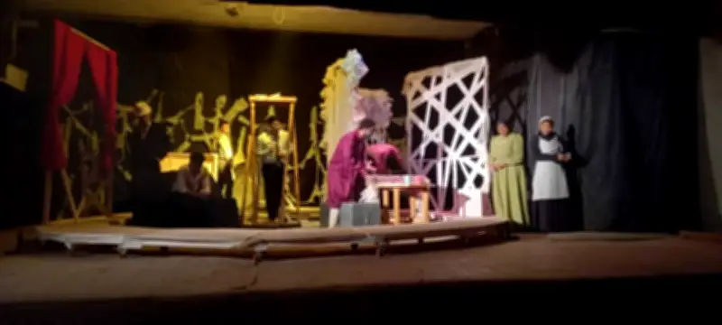 المسرح مرآة الصراع الخفي: حين يتحول الخشبة إلى كشف للذات