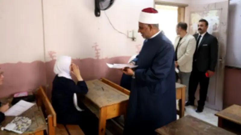 رئيس قطاع المعاهد الأزهرية يتفقد لجان امتحانات الثانوية بالهرم ويطمئن على سيرها
