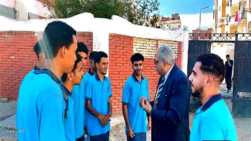 مدير تعليم البحر الأحمر يستقبل طلاب الدبلومات الفنية أمام اللجان في لفتة أبوية