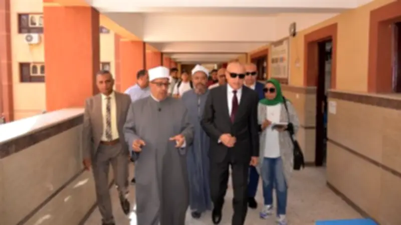 محافظ الأقصر يتفقد لجان الثانوية الأزهرية ويطمئن على سير الامتحانات