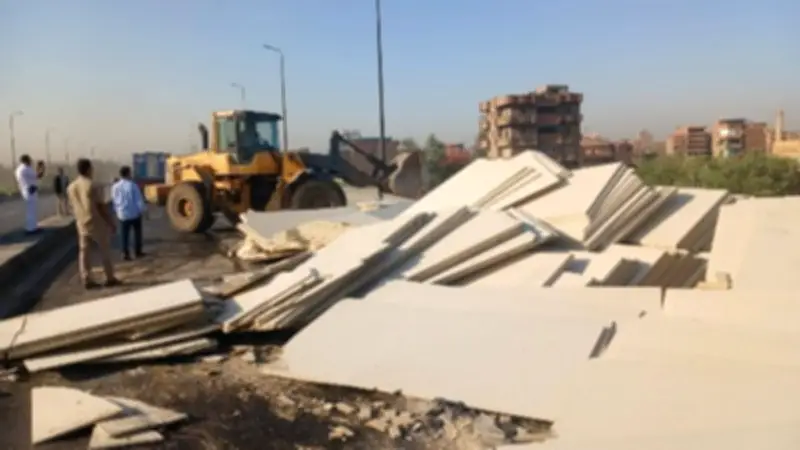 رفع آثار حادث انقلاب مقطورة أخشاب على كوبري عرب الرمل بالمنوفية