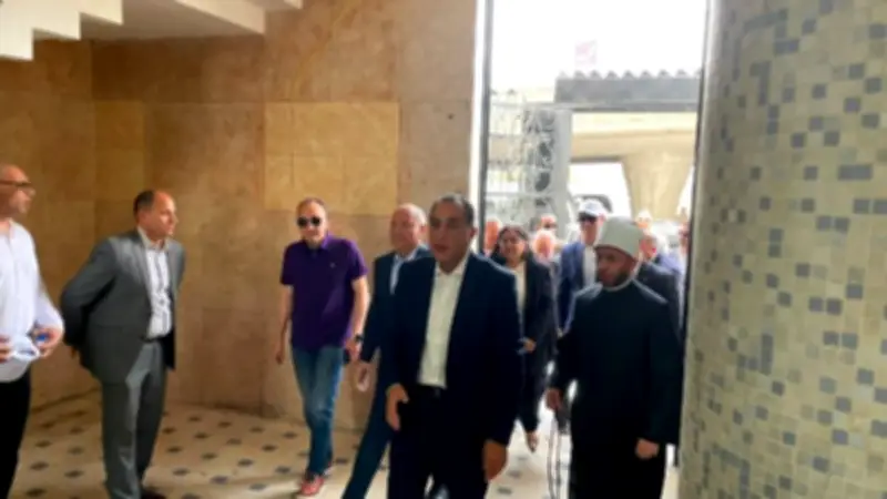 رئيس الوزراء يتفقد أتوبيسات كهرباء وغاز جديدة بهيئة النقل العام