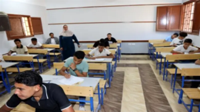 نقل طالبة إعدادية للمستشفى بعد إصابتها بضيق تنفس أثناء الامتحان في قنا