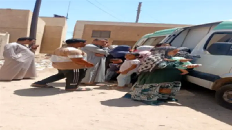 قافلة طبية مجانية تقدم خدمات الكشف والعلاج لأهالي قرية أبو غالب بالجيزة
