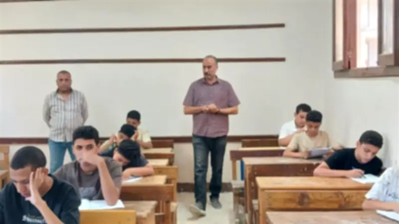 أسئلة حيرت طلاب الإعدادية في امتحان العربي.. جمع «إنسان» ومرادف «الورطة»