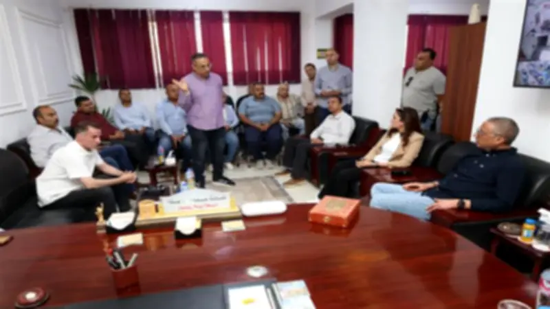 محافظ الجيزة يناقش مع رئيس حي الهرم مواجهة النباشين ومنع التعديات