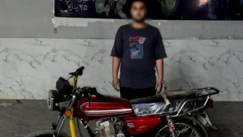 ضبط طالب قام بحركات استعراضية بدراجة نارية على طريق سريع بالفيوم