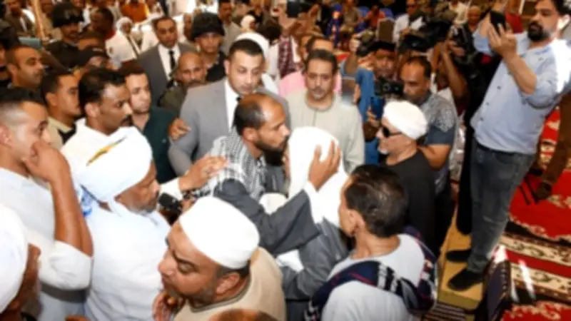 الصلح خير.. محافظ أسوان يشهد مراسم إتمام الصلح بين عائلتين
