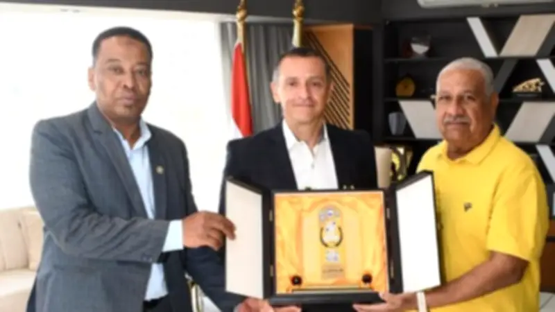 محافظ أسوان يشيد بدور الاتحاد المحلي لنقابات العمال في دعم التنمية