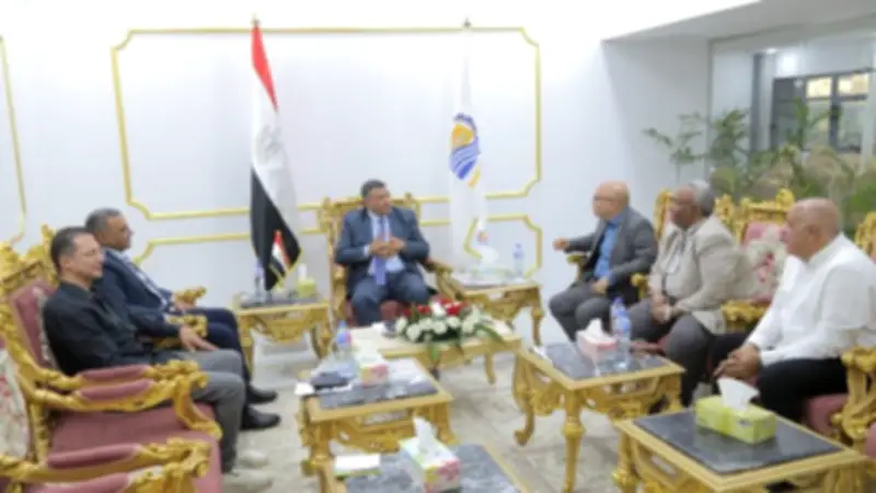 محافظ قنا يبحث مع رئيس هيئة الصرف حلولاً عاجلة للمشروعات
