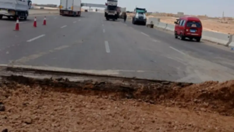 إصلاح هبوط أرضي بالطريق الدولي الساحلي بين مطروح والإسكندرية