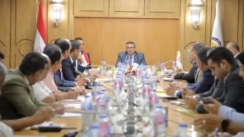 محافظ قنا يبحث مع النواب والشيوخ خطط توسع المشروعات الخدمية