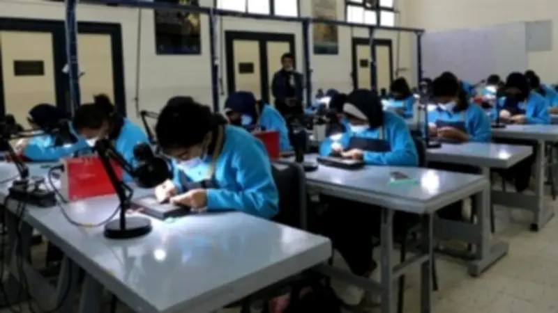 طلاب الدبلومات الفنية يؤدون امتحان الفيزياء واللغة الإنجليزية والدراسات