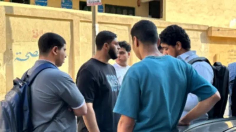 طلاب الثانوية الأزهرية يراجعون القرآن قبل امتحان الحديث