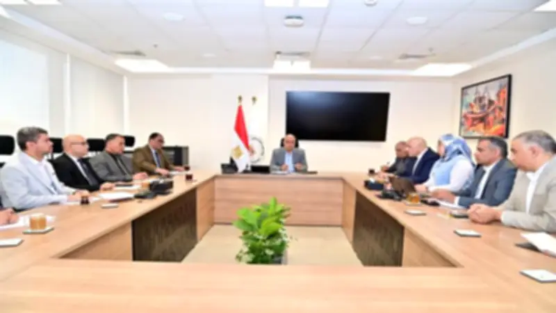 وزير الري يتابع تنفيذ المشروع القومي لتأهيل المنشآت المائية
