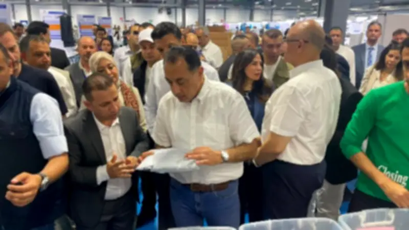 رئيس الوزراء يتفقد مصنع ملابس بالإسكندرية ويؤكد دعم الصناعة الوطنية