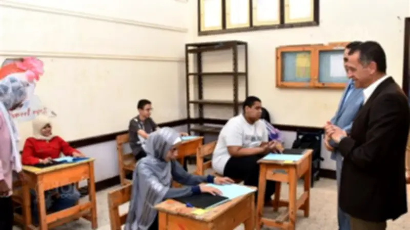 محافظ أسوان يتفقد لجان الإعدادية ويوجه بتكثيف النظافة وتوفير الأجواء الملائمة