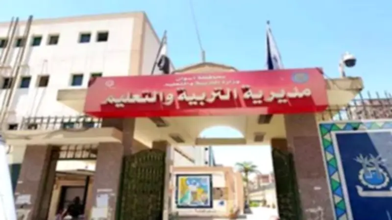 محافظ أسوان ينعى إدارياً توفي أثناء عمله بأزمة قلبية مفاجئة