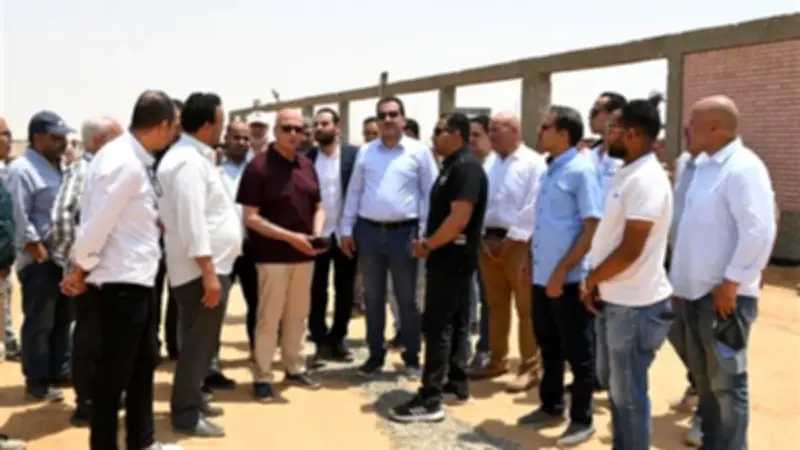 نائب وزيرة الإسكان يتفقد مشروعات المرافق بالعاشر من رمضان ويوجه بتسريع التنفيذ