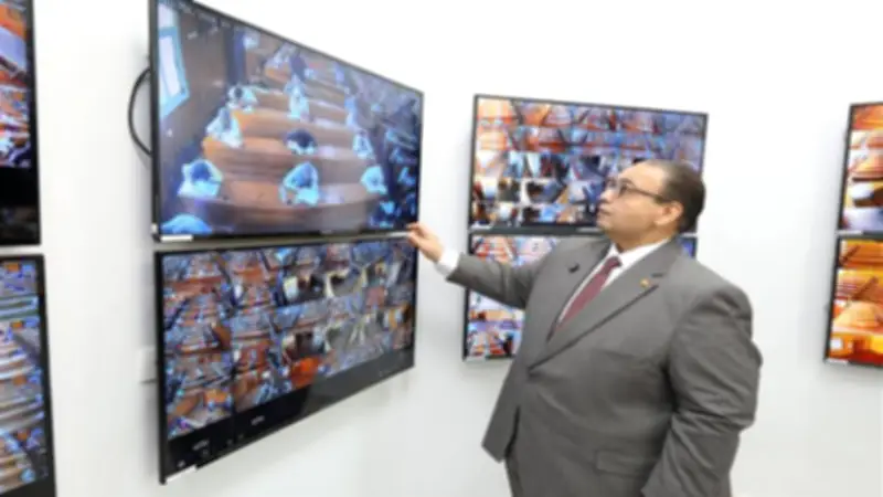 رئيس جامعة كفر الشيخ يتفقد كاميرات مراقبة الامتحانات لضمان الانضباط