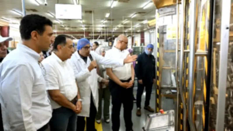رئيس الوزراء يفتتح خط إنتاج جديد لمصنع شاي ببرج العرب الجديدة