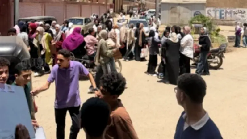 امتحان الجبر يرسم الفرحة على وجوه طلاب الإعدادية بالمنوفية