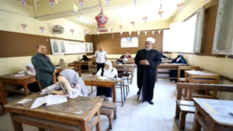 رئيس المعاهد الأزهرية يتفقد لجان الثانوية ويزور الطلاب المرضى في طنطا