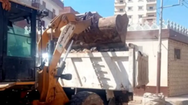 رفع تراكمات القمامة من قطعة أرض في عزبة الدفراوي بالبحيرة