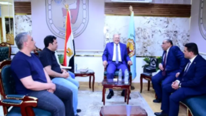تكريم رئيس جامعة سوهاج من البنك الأهلي المصري تقديراً لجهوده الأكاديمية