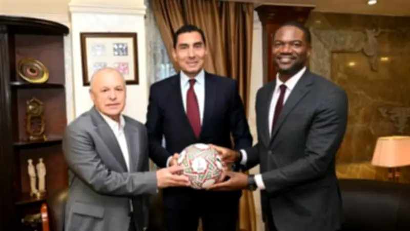 وزير الرياضة يلتقي أمين الكاف بحضور أبو ريدة ويناقش المقر الجديد