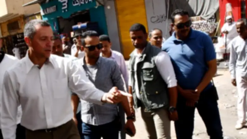 محافظ أسوان يتفقد شارع السودانية ويوجه بإزالة الإشغالات والالتزام بخطوط التنظيم
