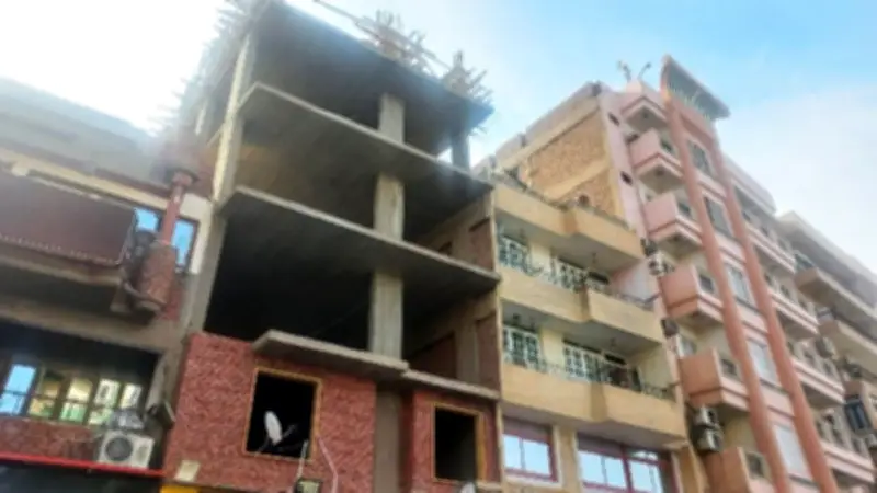 محافظ أسوان يوجه بإزالة بناء مخالف وإشغال رصيف بطريق السادات