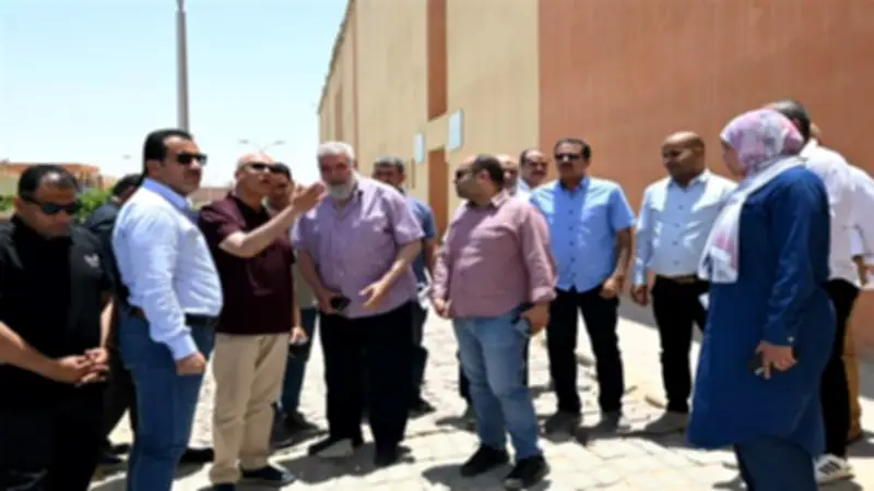 نائب وزير الإسكان يتفقد مشروعات المرافق في العاشر من رمضان ويؤكد الالتزام بالجداول الزمنية