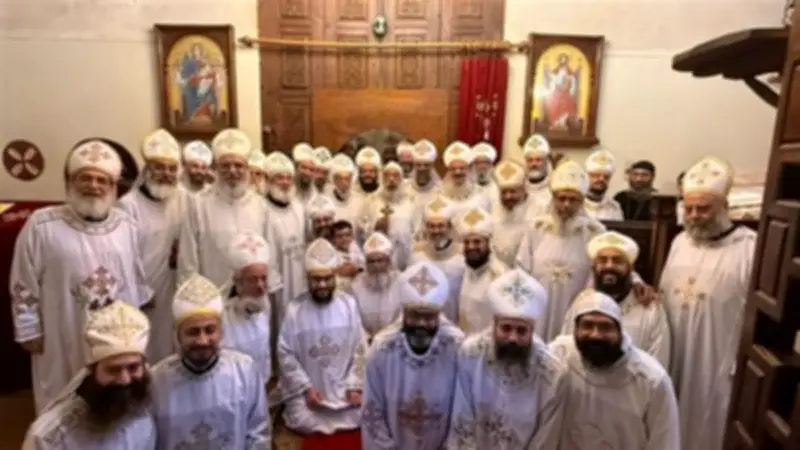 الأنبا رافائيل يناقش اللاهوت الدفاعي مع كهنة وسط القاهرة في مؤتمر