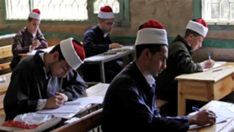 طلاب العلمي يؤدون امتحان الرياضيات البحتة بالثانوية الأزهرية اليوم
