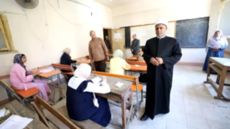 طلاب العلمي بالثانوية الأزهرية يؤدون امتحان الرياضيات البحتة اليوم