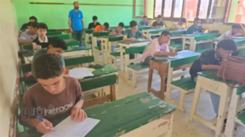 طلاب الإعدادية بالقليوبية يؤدون امتحان الإنجليزية وسط إجراءات مشددة