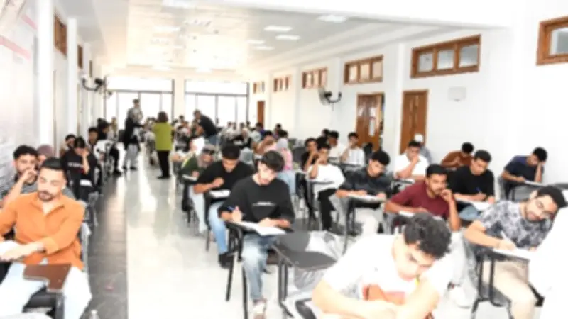 رئيس جامعة قناة السويس يتفقد امتحانات كلية الآداب والعلوم الإنسانية