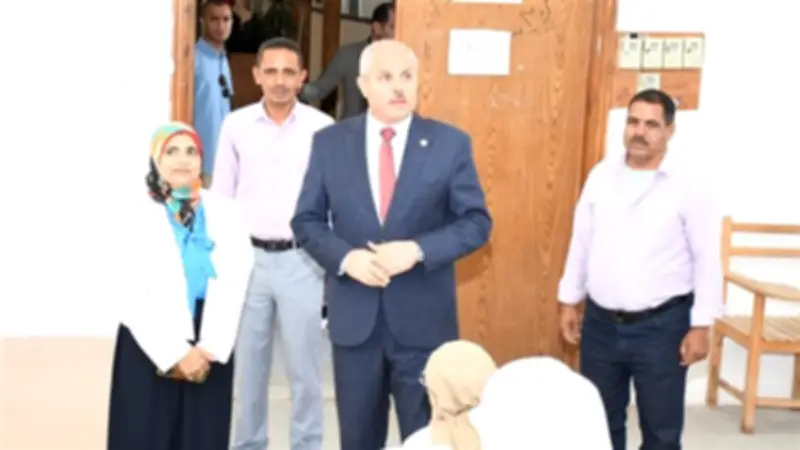 رئيس جامعة قناة السويس يتفقد امتحانات التمريض ويشيد بالجهود