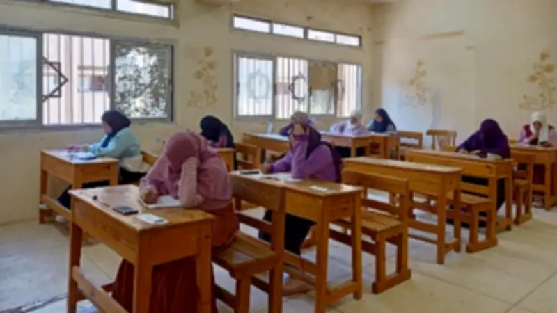 طلاب العلمي بالثانوية الأزهرية يؤدون امتحان الرياضيات البحتة في ثاني أيام الامتحانات