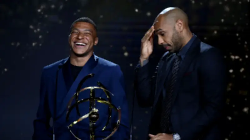 تيري هنري ينفي انتقادات مبابي ويصفها بالأكاذيب المفبركة