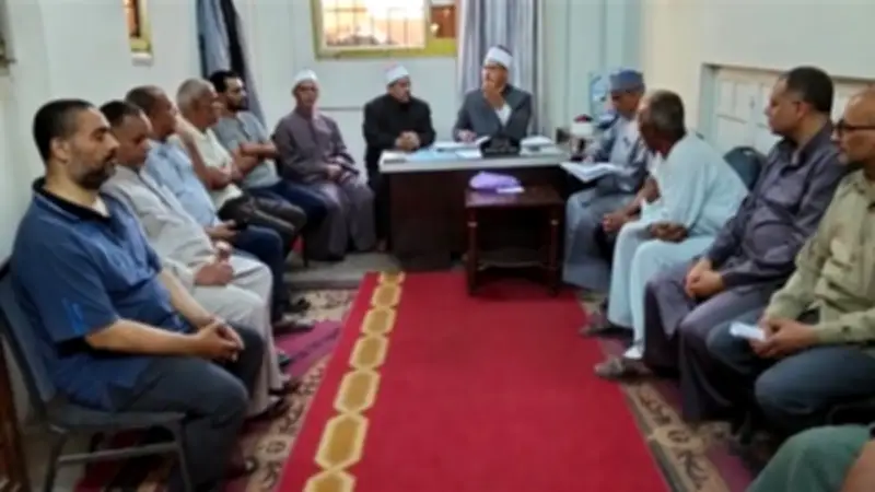 مدير الدعوة بأوقاف الفيوم يتفقد سير العمل ويؤكد على حسن معاملة الجمهور وخدمة المساجد