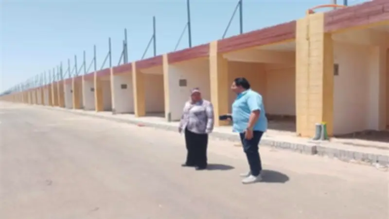 رئيس مركز بني مزار تتابع تجهيزات السوق الحضاري الجديد بالمنيا