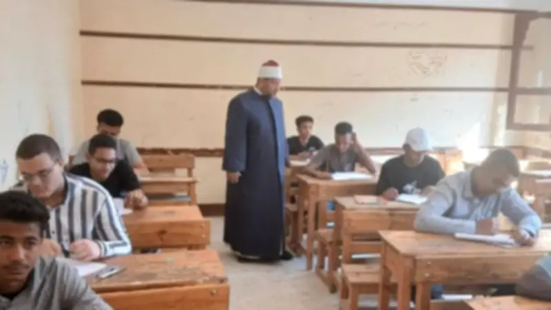 رئيس منطقة أسوان الأزهرية يتابع امتحانات الثانوية الأزهرية في دراو