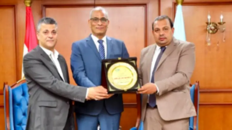 محافظ كفر الشيخ يناقش خطة القافلة الطبية المجانية الشاملة
