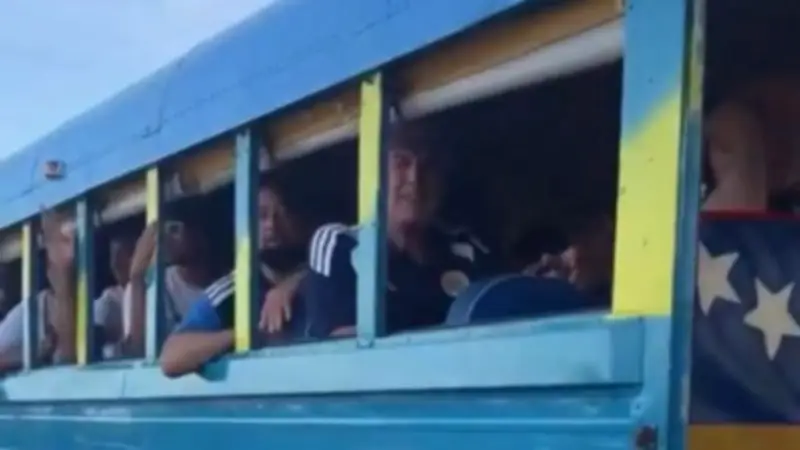 حافلة مدرسية تنقل بعثة كوراساو في كأس العالم وتثير الجدل