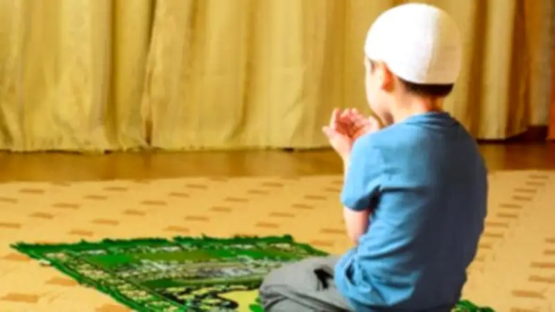 هل يجب تعويد الصبي على الطاعات والعبادات منذ الصغر؟ الإفتاء تجيب